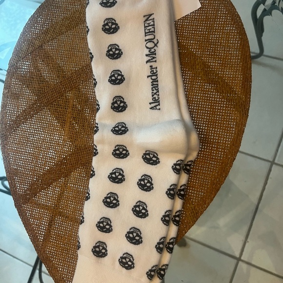 Alexander McQueen White and Black Skull Motif Casual Socks - Picture 2 of 5
